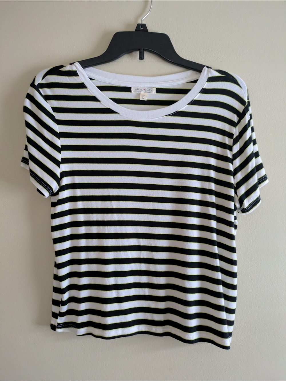 Ultra Flirt Black & White Striped Short Sleeve Tee Sz M